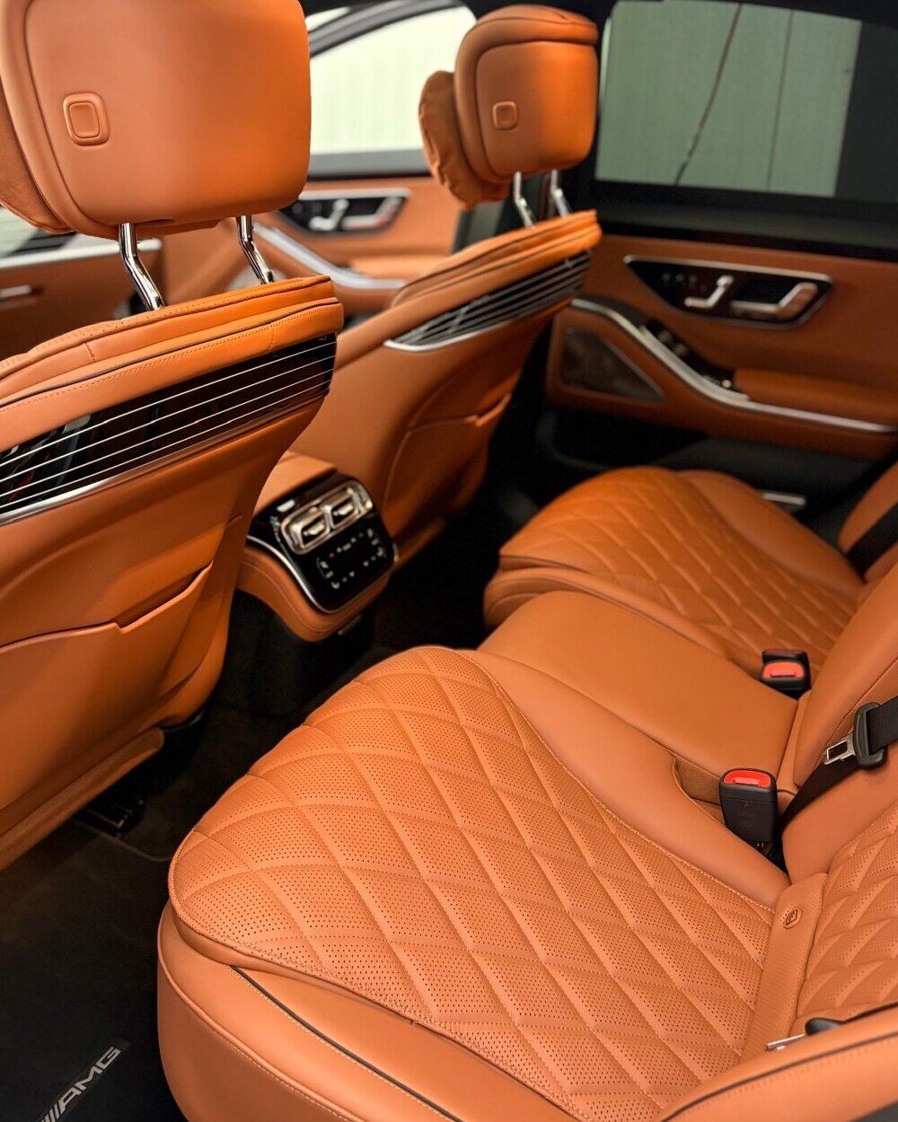 Achterbank van een Mercedes-AMG met cognackleurig gequilt leer