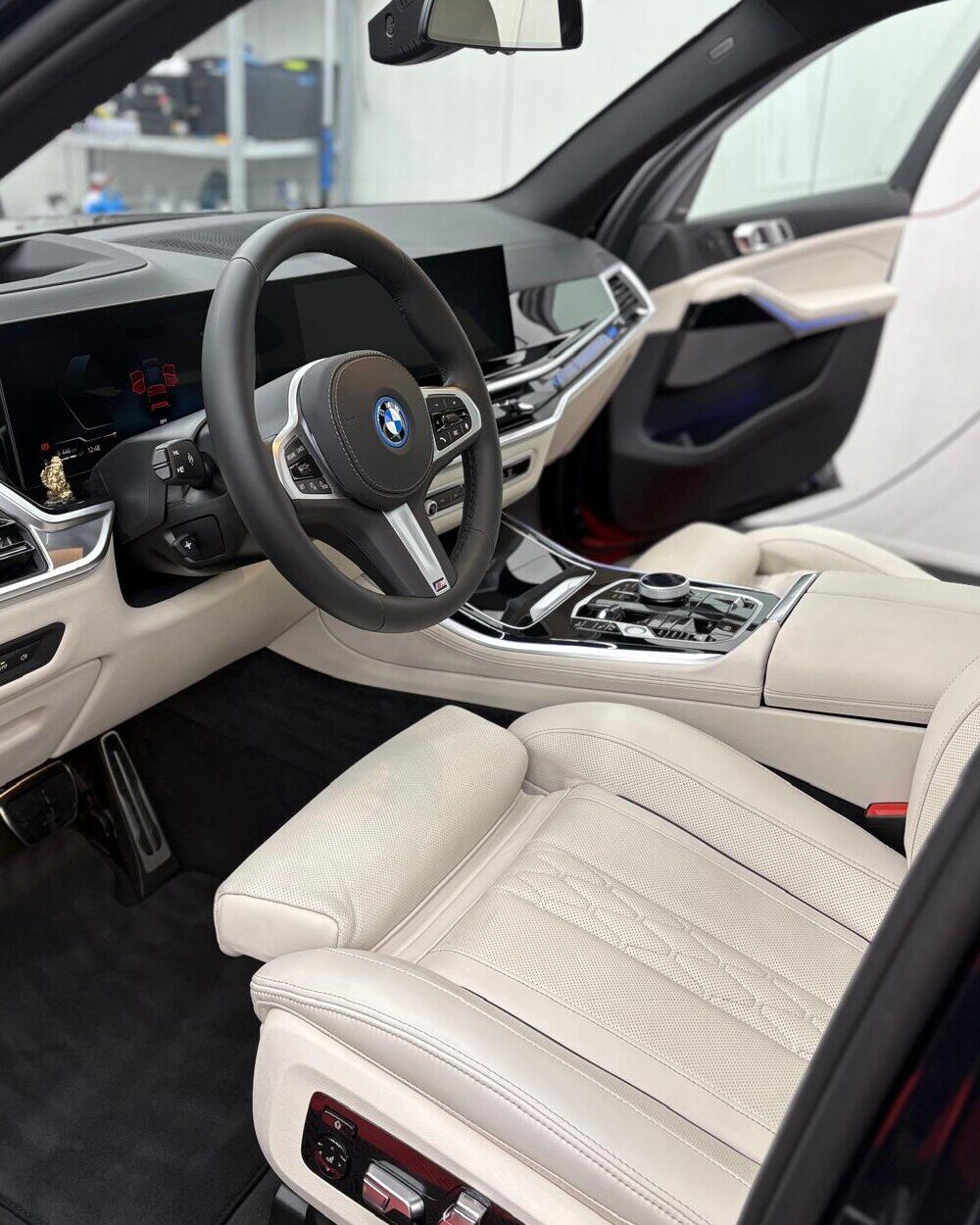 Voorcabine van een BMW X5 met wit leer