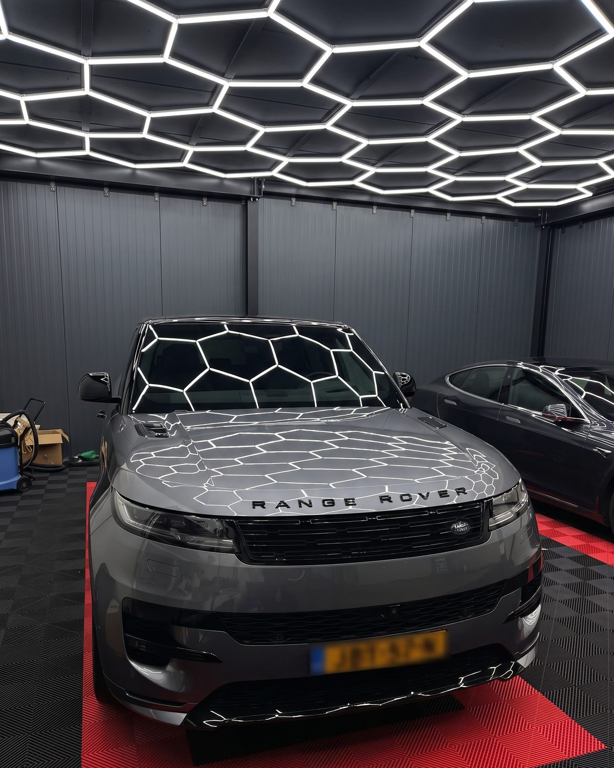 Range Rover Sport van voren in de werkplaats