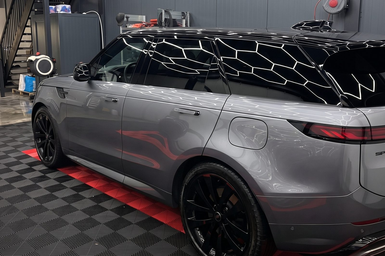 Grijze Range Rover Sport van opzij, gecoat, in de werkplaats van Cardetailing Kersten