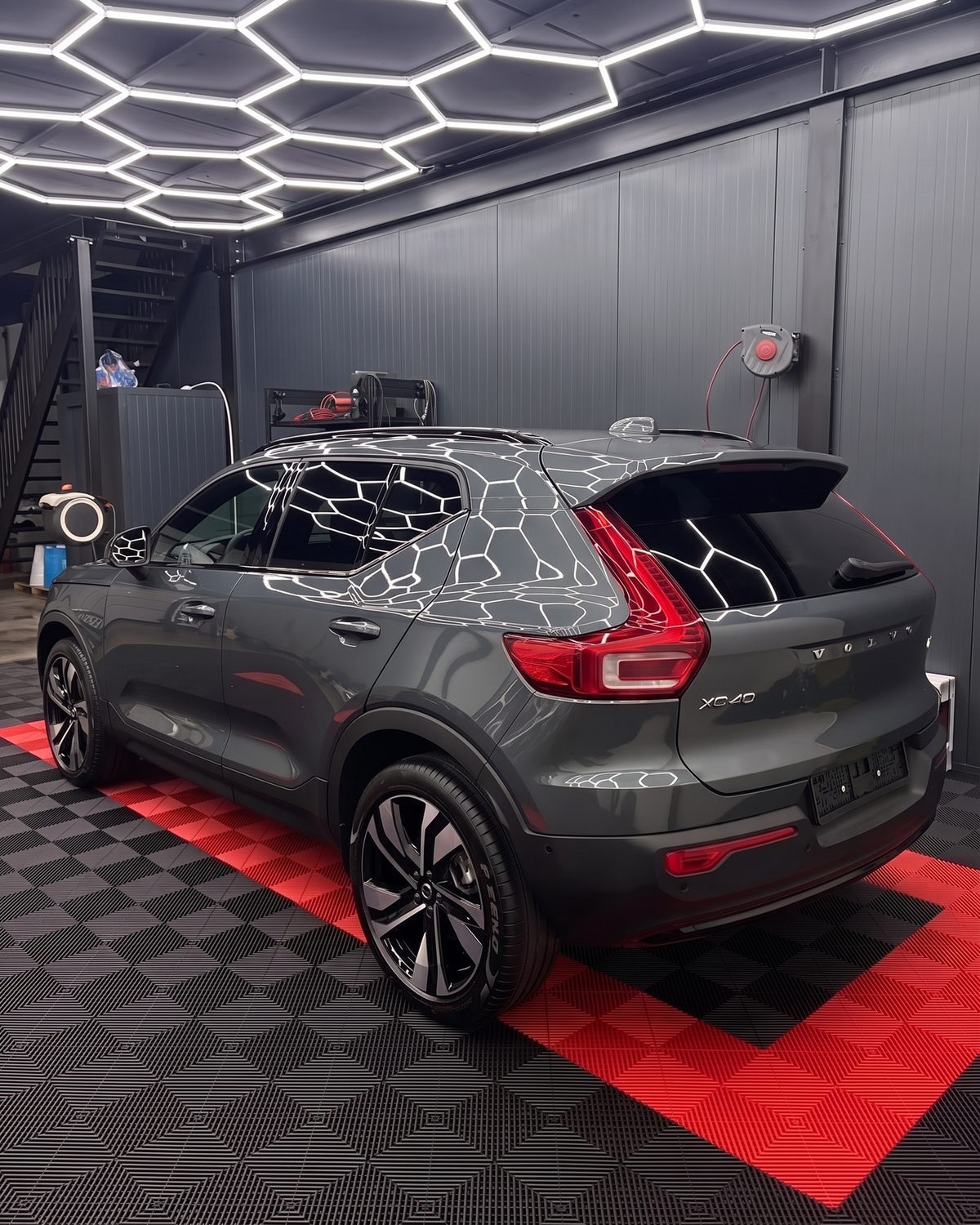 Grijze Volvo XC40 van achteren onder het ledraster
