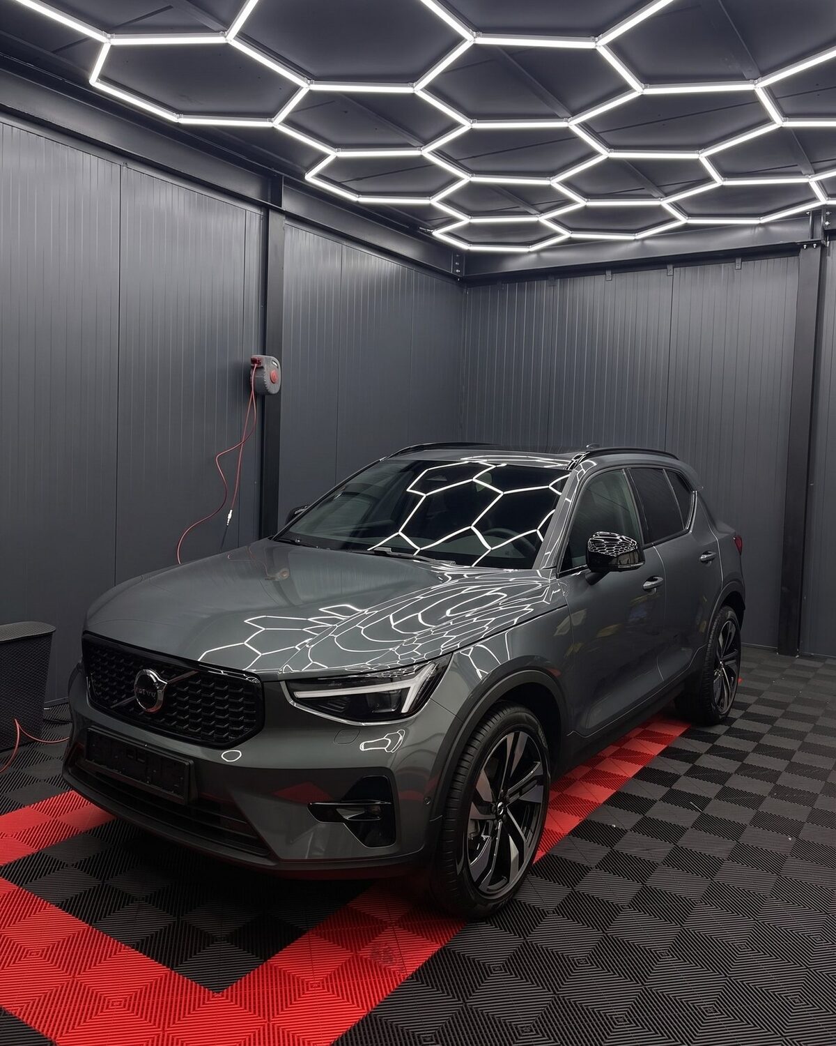 Grijze Volvo XC40 van voren op de rode opstelplaats